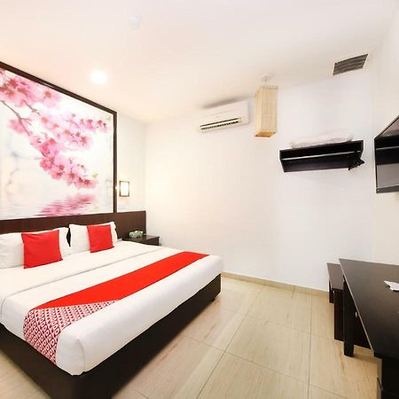 Oyo 498 D&F Boutique Hotel Senawang Серембан Екстериор снимка