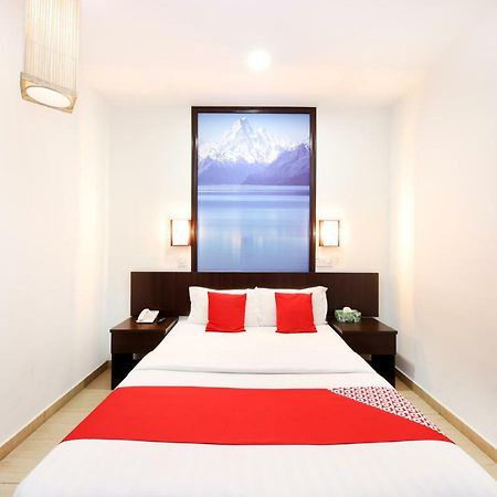 Oyo 498 D&F Boutique Hotel Senawang Серембан Екстериор снимка